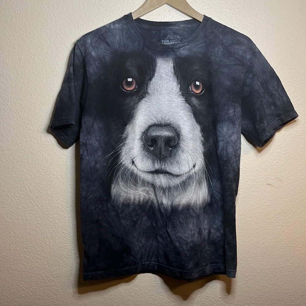 The mountain dog graphic T-shirt